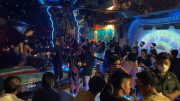 Thu giữ hàng chục bình “khí cười” tại các quán bar phố cổ Hà Nội
