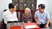 Phó Thủ tướng Lê Minh Khái thăm, tặng quà người có công