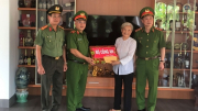Thứ trưởng Nguyễn Văn Long thăm và tặng quà các gia đình chính sách