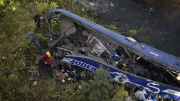 Xe buýt lao xuống vực vì "khúc cua tử thần", ít nhất 34 người chết
