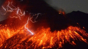 Núi lửa bất ngờ "thức giấc" khiến Nhật Bản phát cảnh báo hiếm hoi