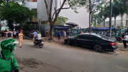 Mercedes S450 mất lái đâm BMW và loạt xe máy trên phố Hà Nội