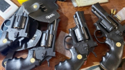 Phát hiện 4 khẩu súng trong nhà của một đối tượng tàng trữ ma túy