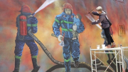 Người dân vẽ lính cứu hỏa để tưởng nhớ 3 cảnh sát hy sinh