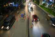 Xuyên đêm lắp đặt dải phân cách cứng trên đường Nguyễn Trãi