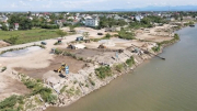 Bát nháo tình trạng kinh doanh cát, sỏi dọc sông Thạch Hãn