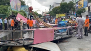 Cổng chào 5m đổ sập, một người đi xe máy thoát chết