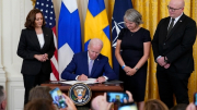 Tổng thống Mỹ ký văn bản chấp thuận cho hai nước Bắc Âu gia nhập NATO