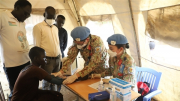 Chiến sĩ “mũ nồi xanh” khám chữa bệnh cho người dân Nam Sudan