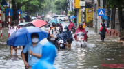 Mưa lớn, Hà Nội tái diễn "sông trong phố"
