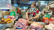 Giá lợn xuất chuồng "hạ nhiệt", giá thịt lợn tiêu dùng vẫn cao
