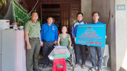 Công an tỉnh Tây Ninh tặng quà và nhà tình nghĩa cho người dân nghèo