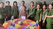 Thăm Mẹ Việt Nam Anh hùng và trao tiền Quỹ ươm mầm tương lai