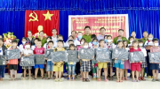 Công an tỉnh Bạc Liêu tặng quà học sinh có hoàn cảnh khó khăn
