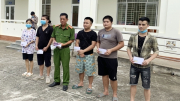 Trao tiền hỗ trợ 40 người trở về từ Campuchia