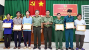 Khen thưởng 6 người dân dũng cảm cứu 40 người từ Campuchia về
