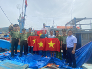 Cụm thi đua số 1 – Bộ Công an, trao tặng 1.000 lá cờ Tổ quốc cho ngư dân Đà Nẵng