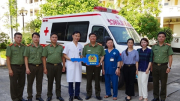 Trao tặng xe cứu thương của Bộ Công an cho Bệnh viên Đa khoa tỉnh Hà Giang