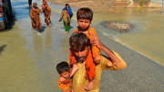 Người dân Pakistan tuyệt vọng chạy trốn "đại hồng thủy"