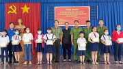 Công an tỉnh Tây Ninh tặng quà và học bổng cho học sinh nghèo