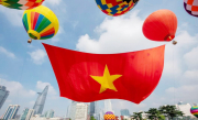 Khinh khí cầu đưa quốc kỳ 1.800m2 bay lên bầu trời tại TP Hồ Chí Minh