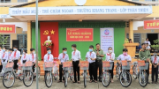 Công an TP Cần Thơ và Hậu Giang tặng quà, xe đạp cho học sinh