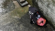 Bé gái sơ sinh bị bỏ rơi trước cửa nhà dân