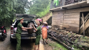 Công an tỉnh Nghệ An giúp nhân dân khắc phục hậu quả lũ lụt