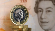 Tiền giấy, tem, cờ hoàng gia Anh thay đổi ra sao khi Nữ hoàng băng hà?