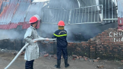 Hà Nội: Cháy xưởng lan sang nhà dân, 3 mẹ con bị bỏng nặng