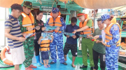 Phối hợp tuyên truyền Luật Cảnh sát biển cho ngư dân không khai thác thuỷ sản bất hợp pháp