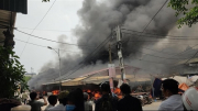 Cháy chợ dân sinh ở Hưng Yên, hàng chục gian hàng bị thiêu rụi
