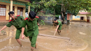 Công an Bắc Yên giúp dân khắc phục hậu quả sau mưa lũ kéo dài