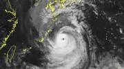 Gần 2 triệu dân Nhật Bản tìm nơi trú ẩn trước siêu bão Nanmadol