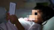 "Đại dịch" mang tên smartphones: Những đứa trẻ… “cúi đầu”! (bài 2)