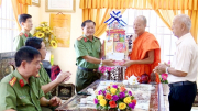 Công an Bạc Liêu chúc mừng lễ Sen Đolta của đồng bào Khmer