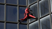 “Người nhện” 60 tuổi tay không leo tòa nhà cao 187 mét