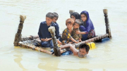 Nhiều vùng Pakistan chìm trong bão lũ và đói