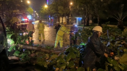 Công an Đà Nẵng trắng đêm dầm mưa giúp dân vượt bão
