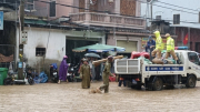 Công an huyện Kỳ Sơn giúp dân khắc phục hậu quả sau lũ quét