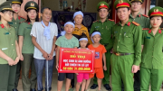 Công an Nghi Lộc, Nghệ An hỗ trợ 3 cháu nhỏ có bố mẹ bị lũ cuốn trôi