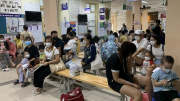 Trẻ mắc Adenovirus, sốt xuất huyết tiếp tục tăng mạnh tại Hà Nội