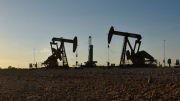 OPEC+ cắt giảm sản lượng, Mỹ "xả" kho dầu chiến lược