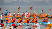 Hơn 500 vận động viên đội mưa đua thuyền rồng ở Hà Nội