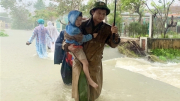 Công an Quảng Nam giúp dân ứng phó với mưa, lũ lớn