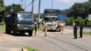 Bắt giam 5 đối tượng chuyên “cò” xe quá tải qua Trạm CSGT