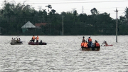 Cảnh sát dùng xuồng cao su tìm kiếm nạn nhân mất tích khi lật thuyền đánh cá
