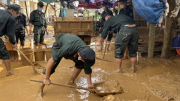 Cảnh sát cơ động giúp người dân Quảng Ngãi dọn dẹp bùn đất
