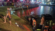 Xe ôtô lao xuống hồ Xuân Hương, 2 du khách tử vong