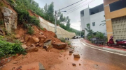 Mưa lớn gây sạt lở nhiều nơi ở Bình Định